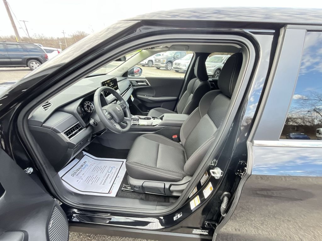 2026 Mitsubishi Outlander ES - Photo 11