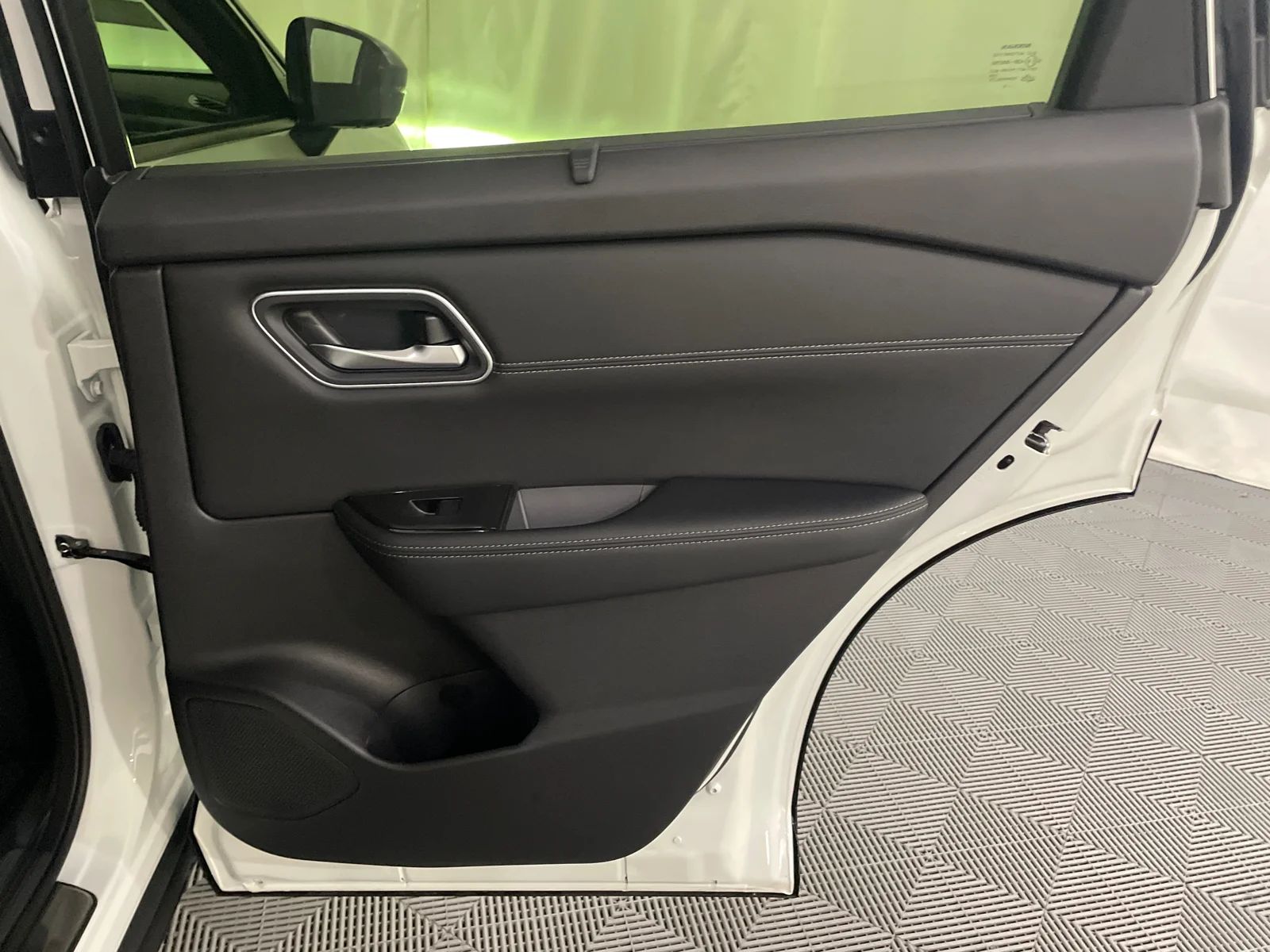 New 2026 Everest White Pearl/Super Black Nissan Platinum image 30
