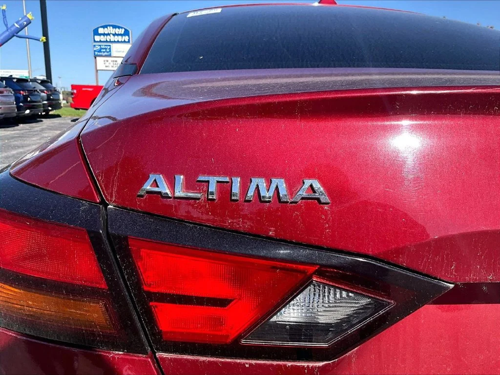 Used 2021 Red Nissan 2.5 SV image 9