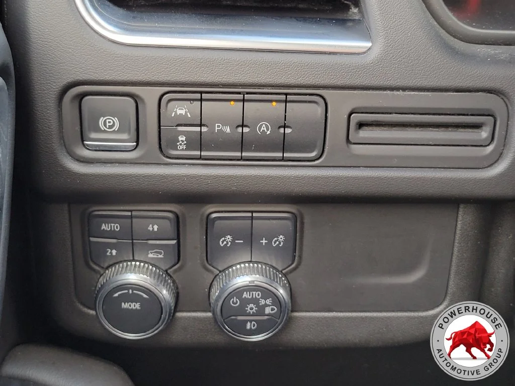 Used 2024 White GMC SLT image 28