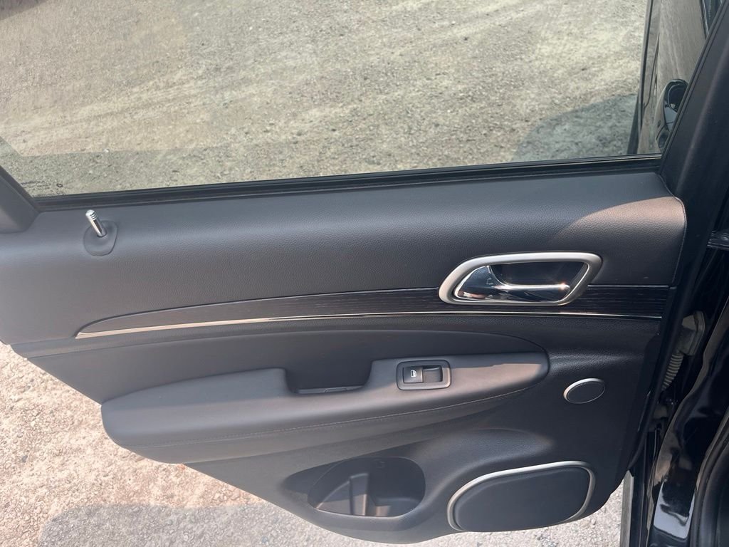 Used 2018 Diamond Black Jeep Overland image 30