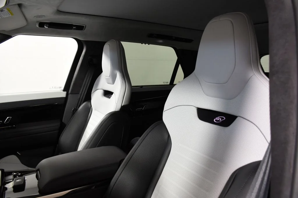 New 2026 Ostuni Prl Whi Land Rover SV image 16