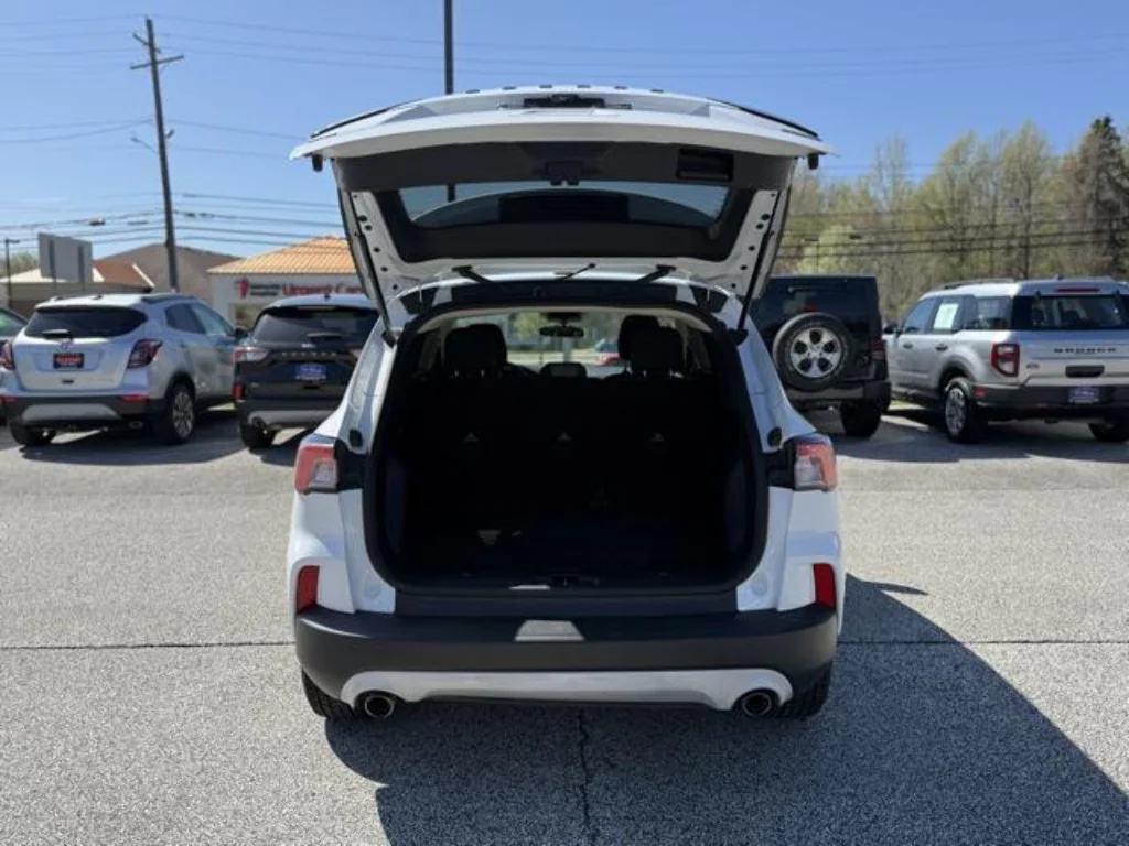 Certified Used 2020 Oxford White Ford SE image 5