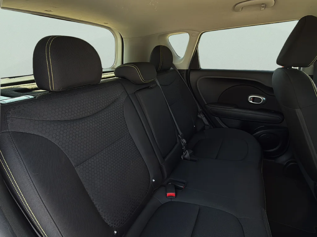 Used 2015 Clear White Kia Plus image 22