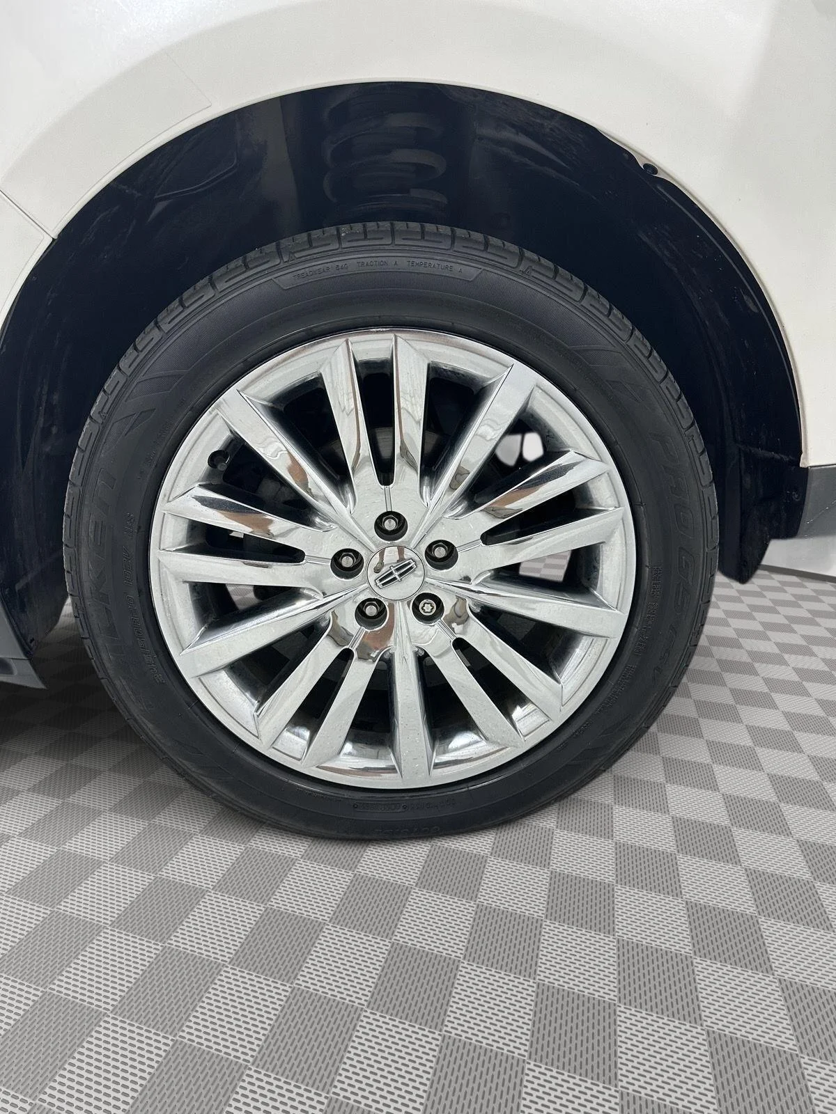 Used 2015 White Lincoln AWD image 24