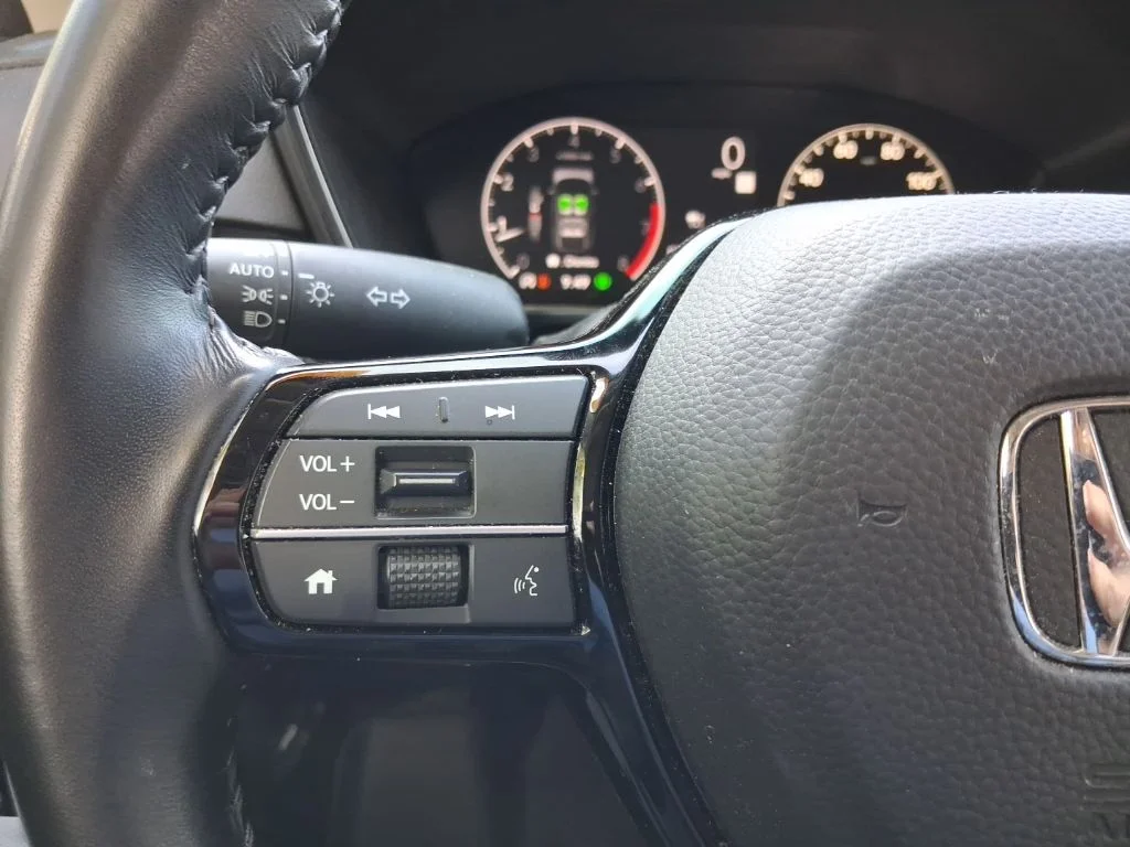 Used 2025 White Honda EX-L image 29