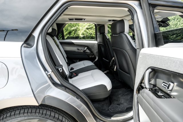 Used 2024  Land Rover Dynamic SE image 45