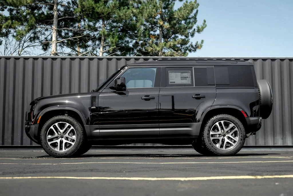 New 2026 Santorini Black Land Rover S image 3