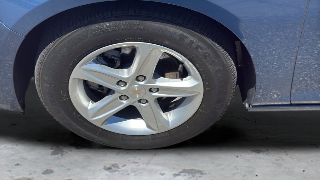 Used 2024 Lakeshore Blue Metallic Chevrolet FL image 29