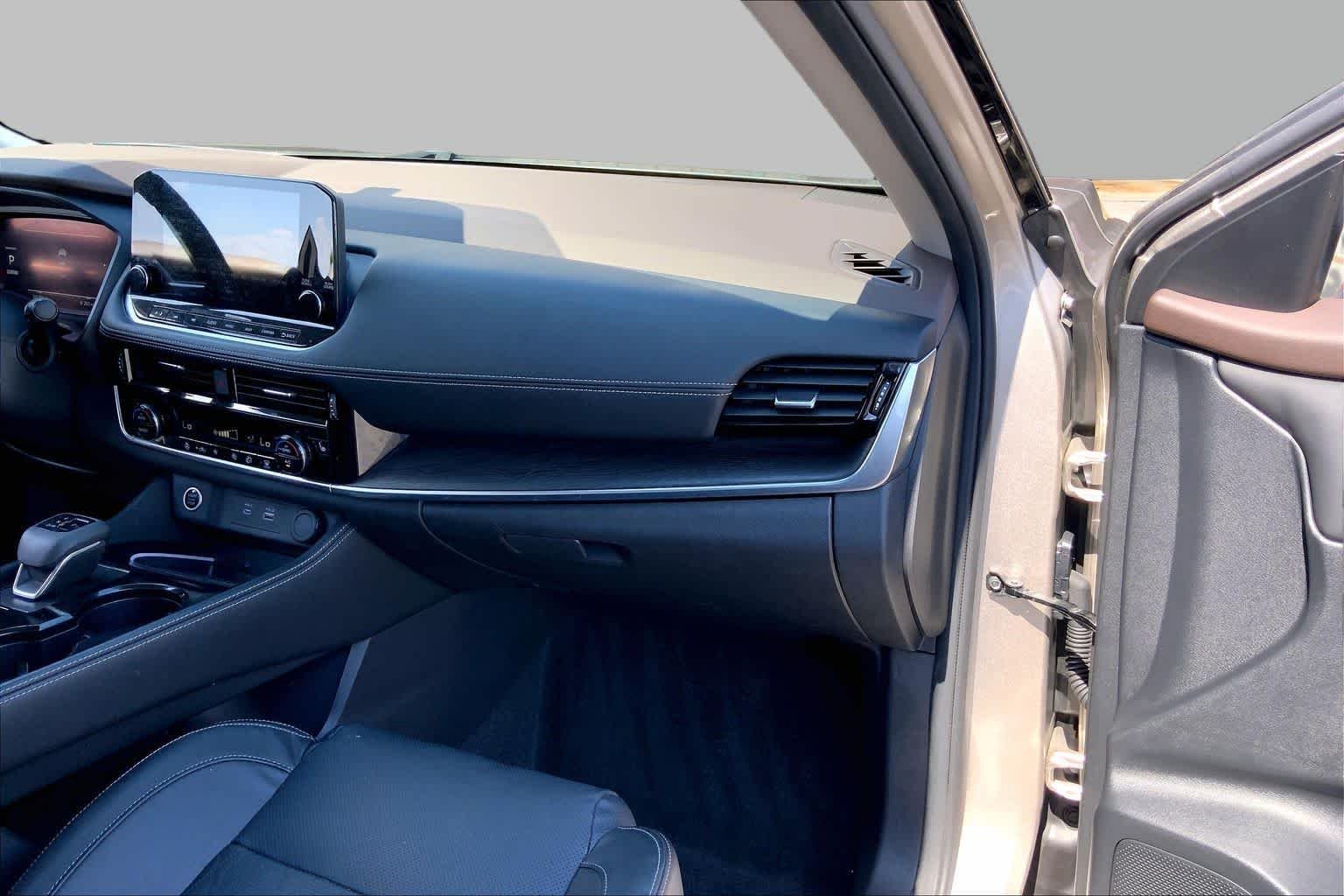 Used 2023 Champagne Silver Metallic Nissan Platinum image 19