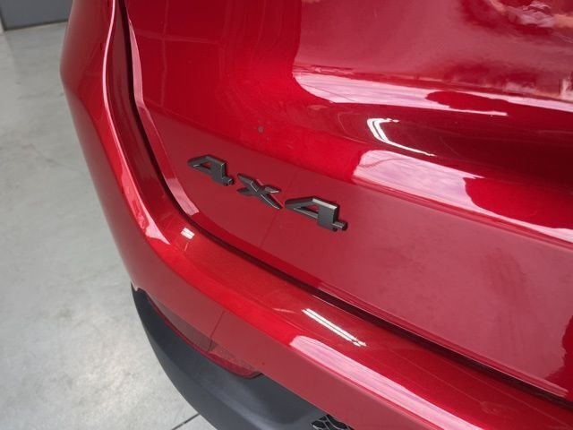 New 2026 Red Hot Pearl-Coat Exterior Paint Jeep Latitude image 24