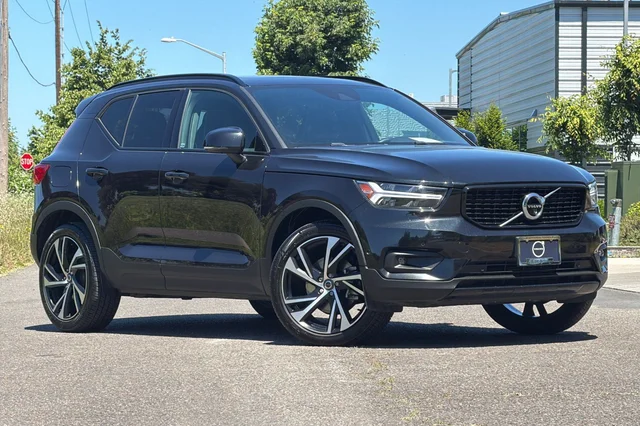 2022 Volvo XC40 R-Design