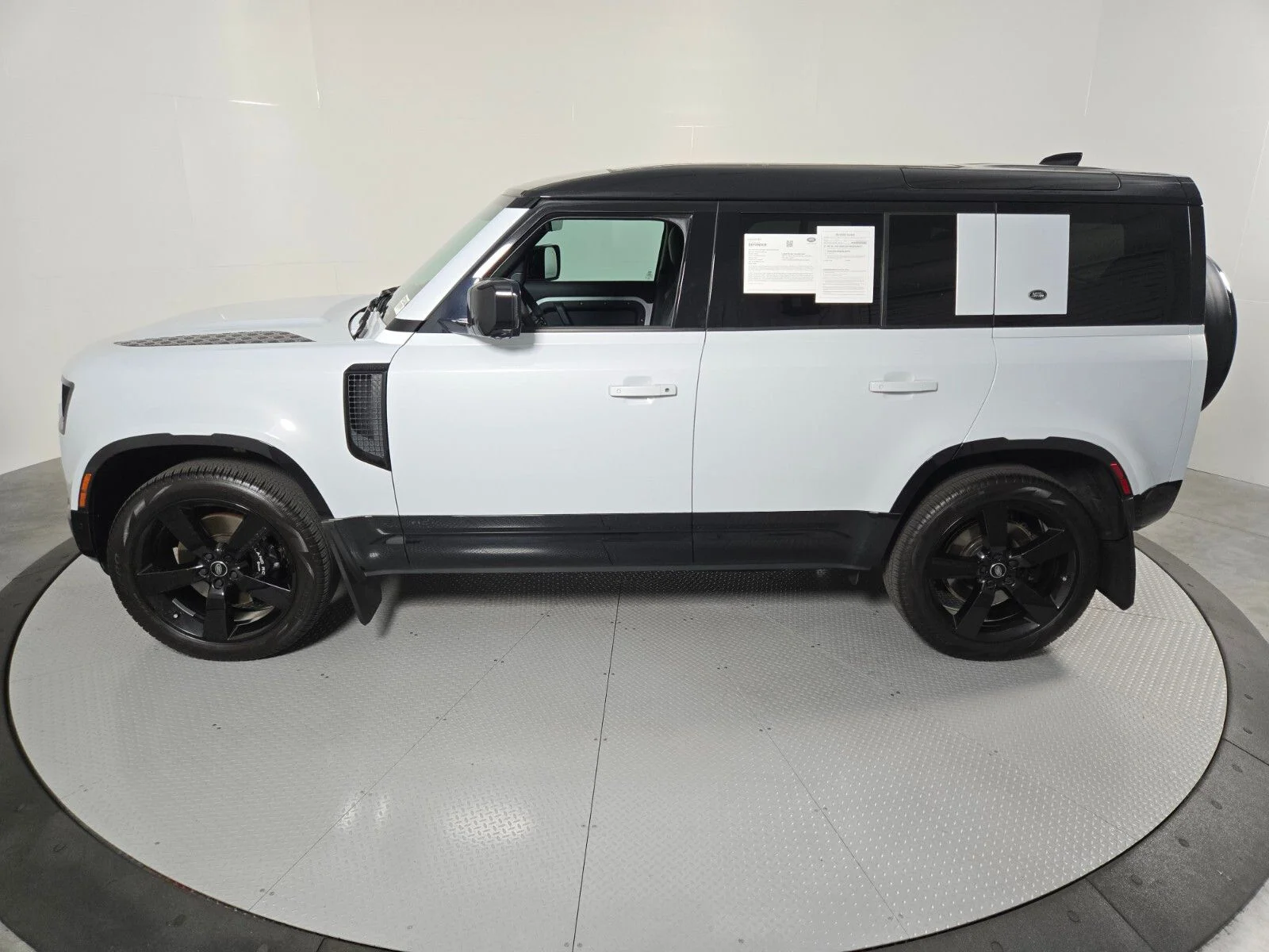 Certified Used 2023 Yulong White Metallic Land Rover Carpathian Edition image 8