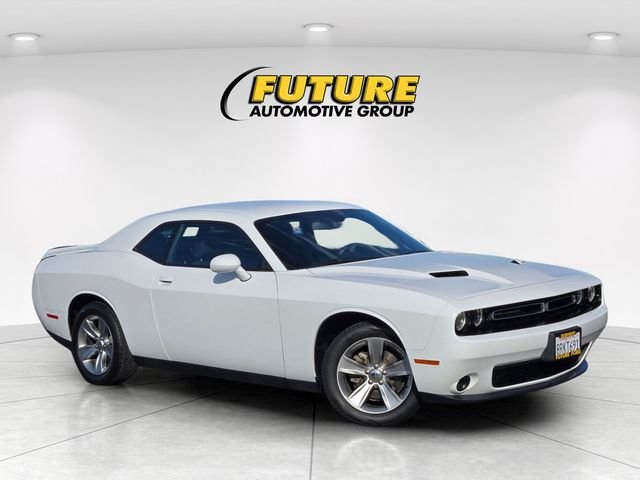 Used 2019 White Dodge SXT image 1