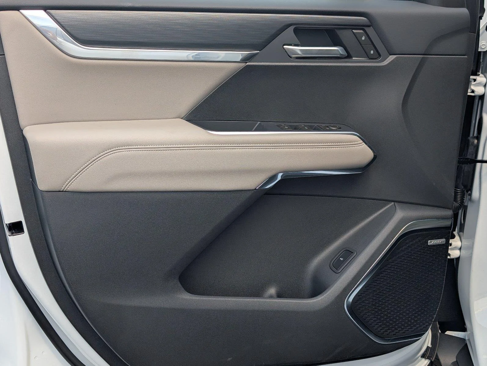 New 2027 Summit White GMC Elevation image 10