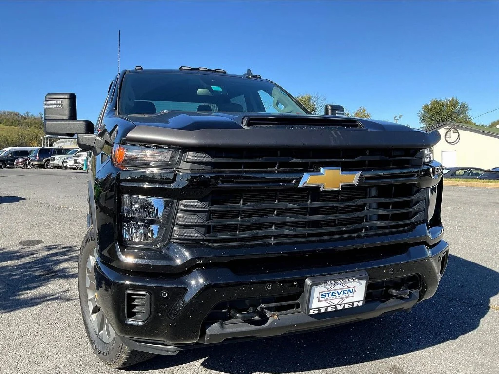 Used 2025 Black Chevrolet Custom image 5