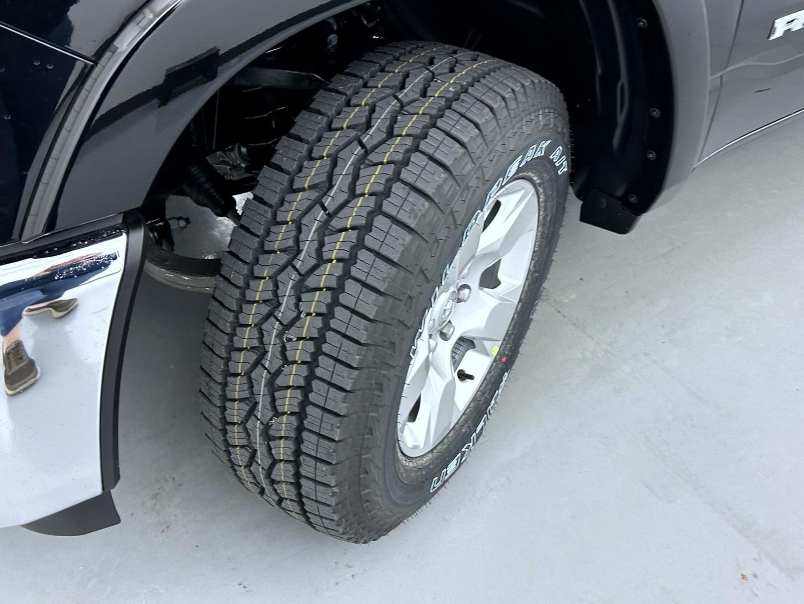 New 2026 Diamond Black Crystal Pearl-Coat Exterior Paint RAM Big Horn/Lone Star image 23