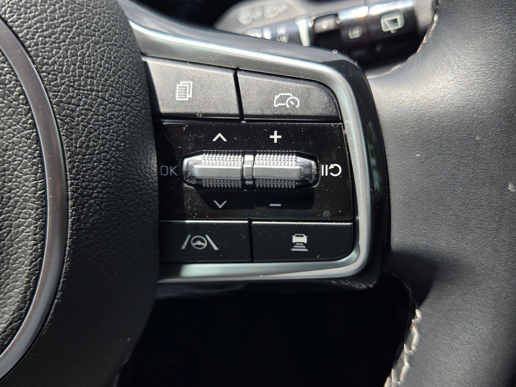 Used 2025 Glacial White Pearl Kia EX image 24