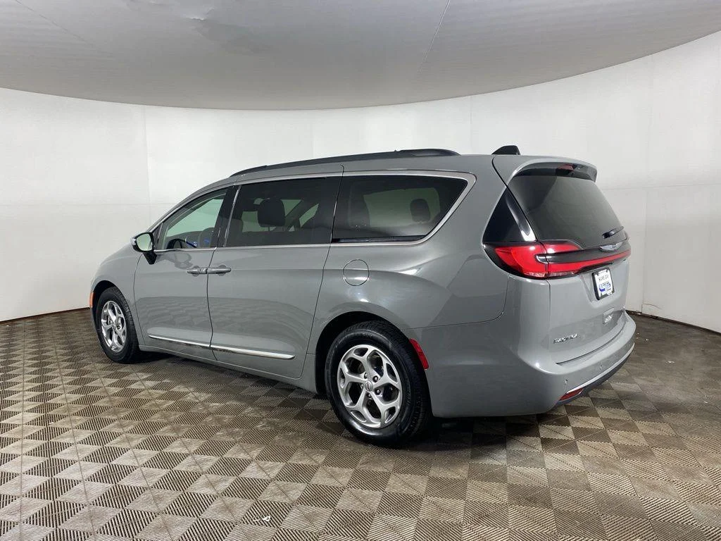 Used 2023 Ceramic Gray Clearcoat Chrysler Limited image 5