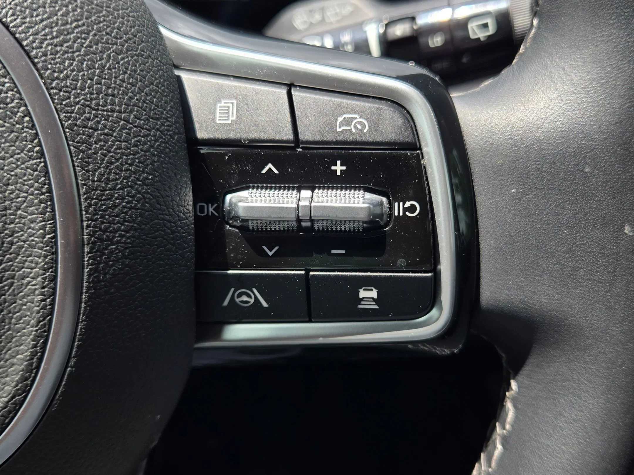 Used 2025 Glacial White Pearl Kia EX image 24