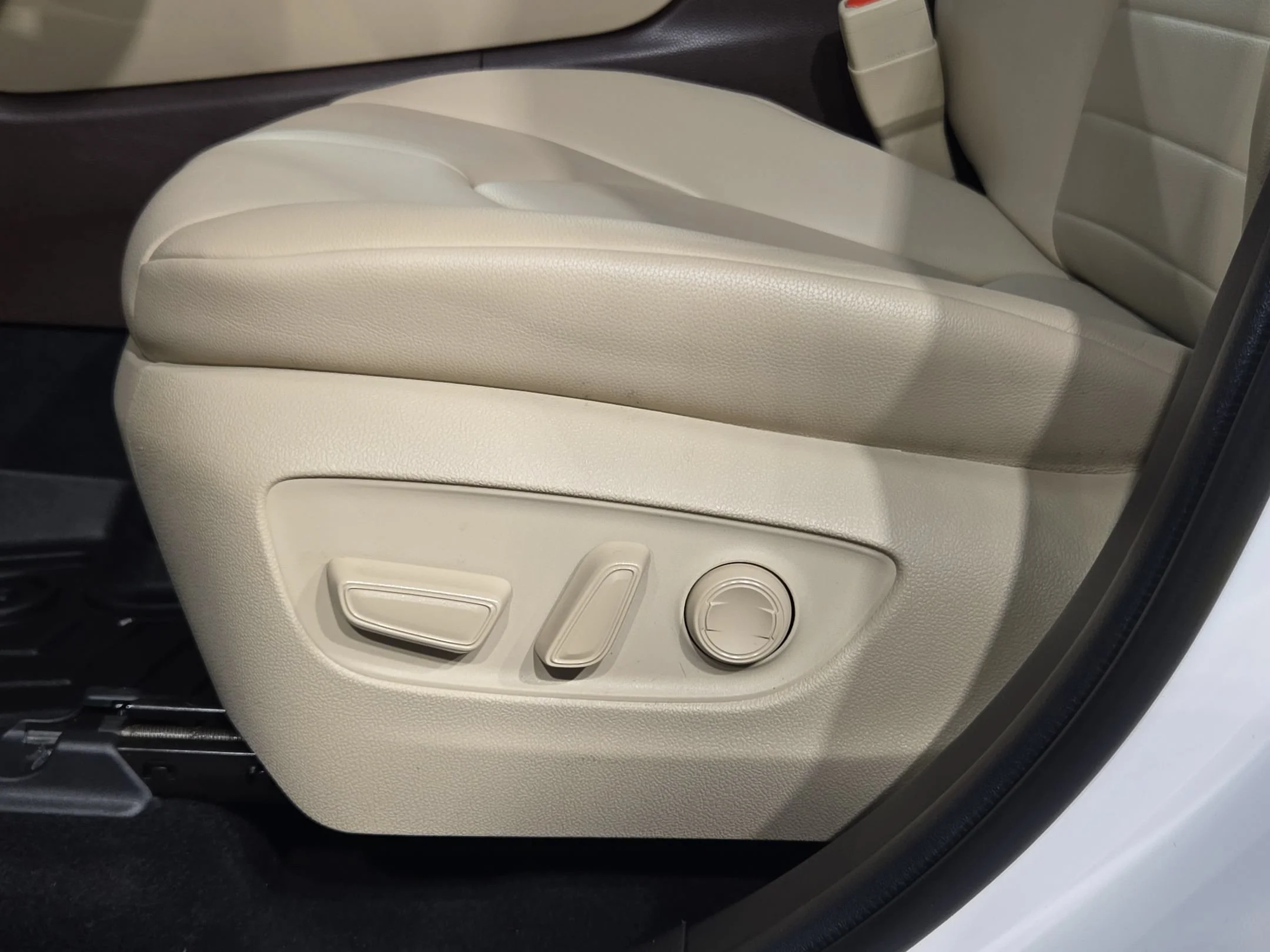 Used 2022 Wind Chill Pearl Toyota XLE image 23