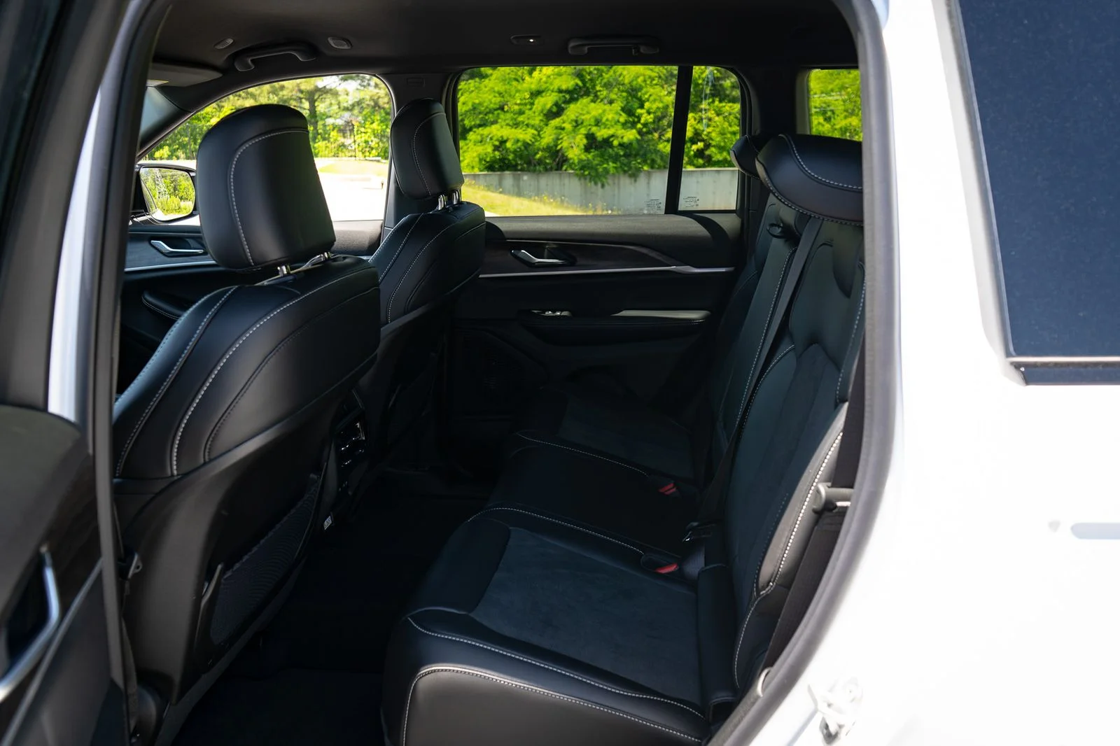 New 2026 Bright White Clear-Coat Exterior Paint Jeep Altitude image 18