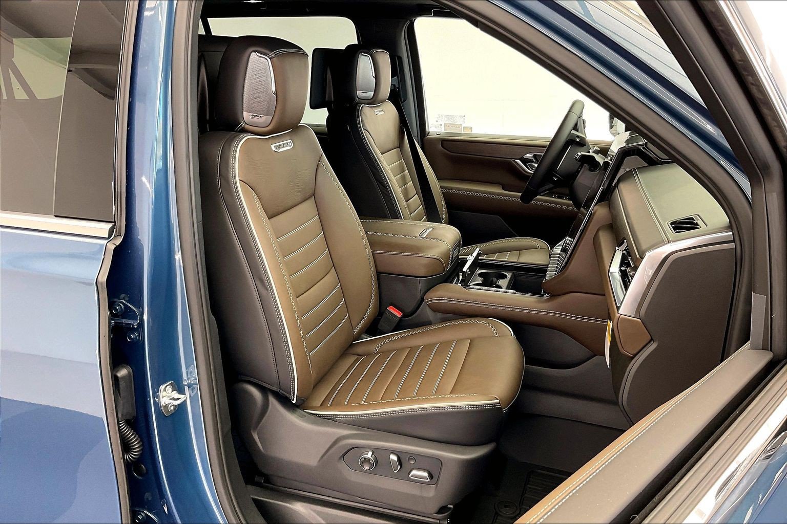 2026 GMC Yukon XL Denali Ultimate - Photo 9