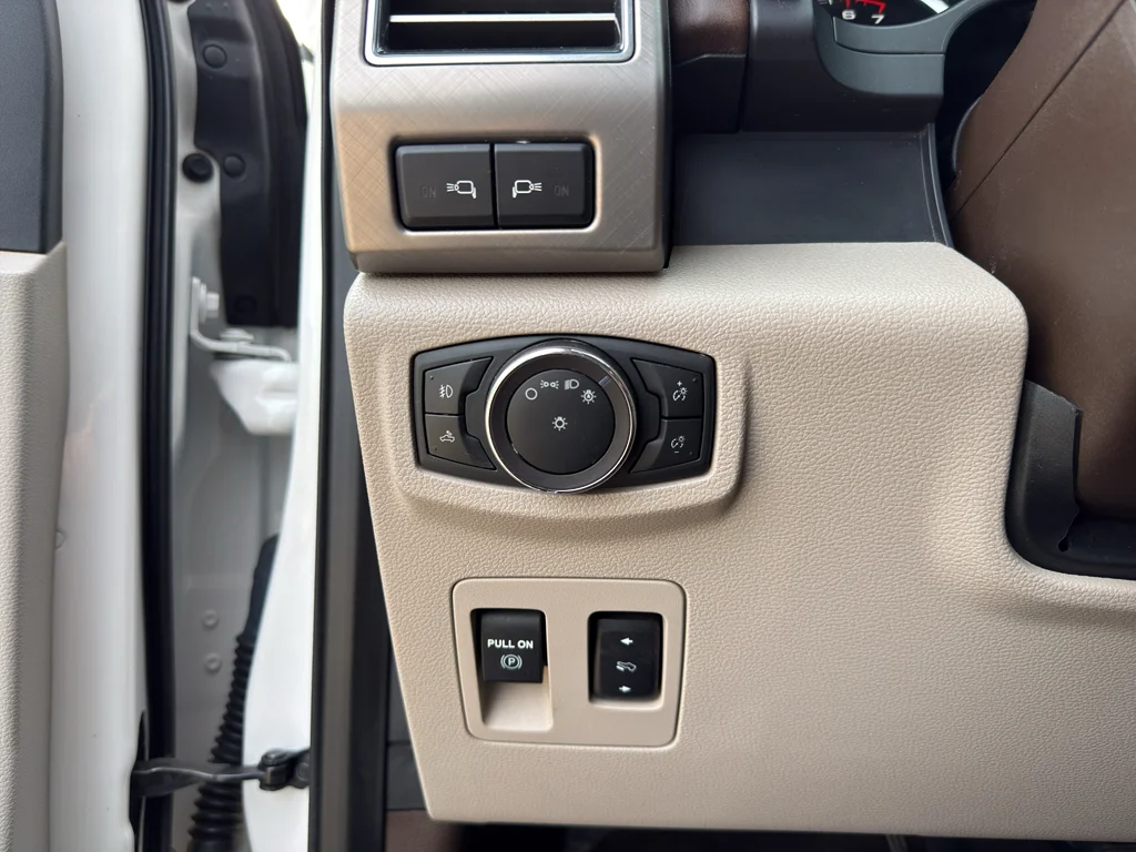 Used 2019 White Platinum Metallic Tri-Coat Ford Limited image 15
