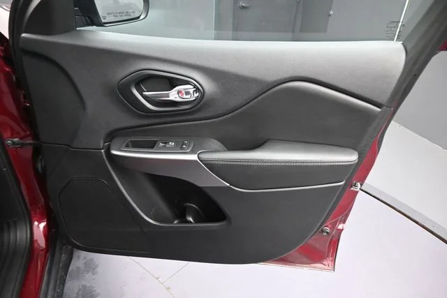 Used 2022 Red Jeep Latitude Lux image 21