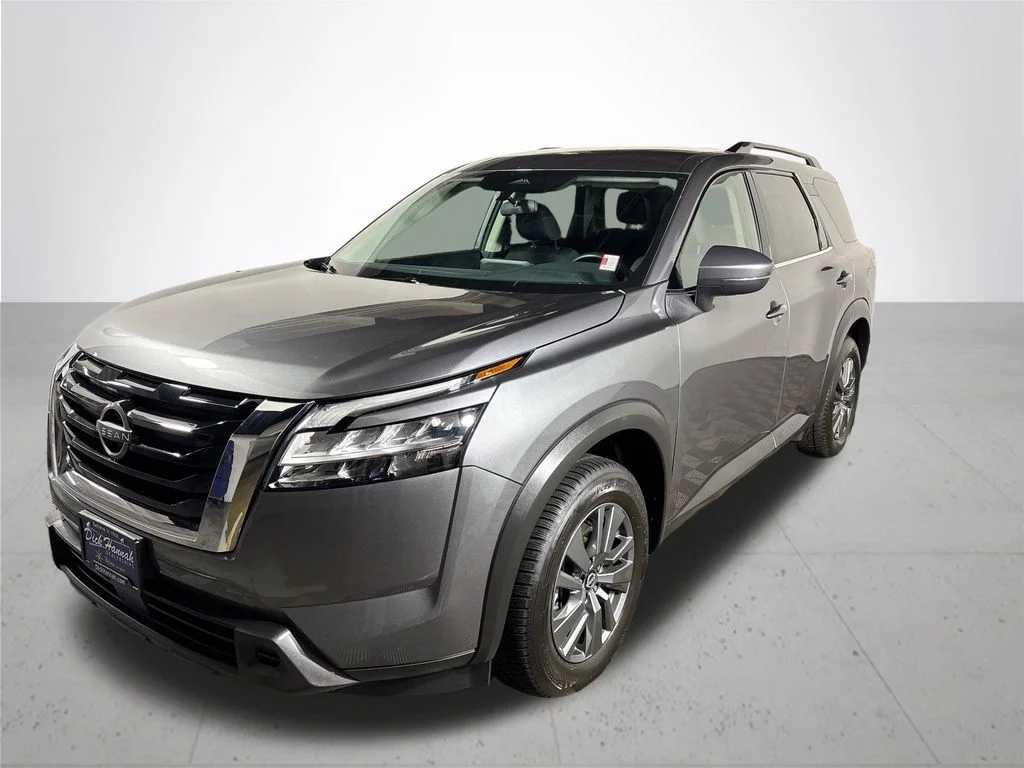 Used 2022 Gray Nissan SV image 2
