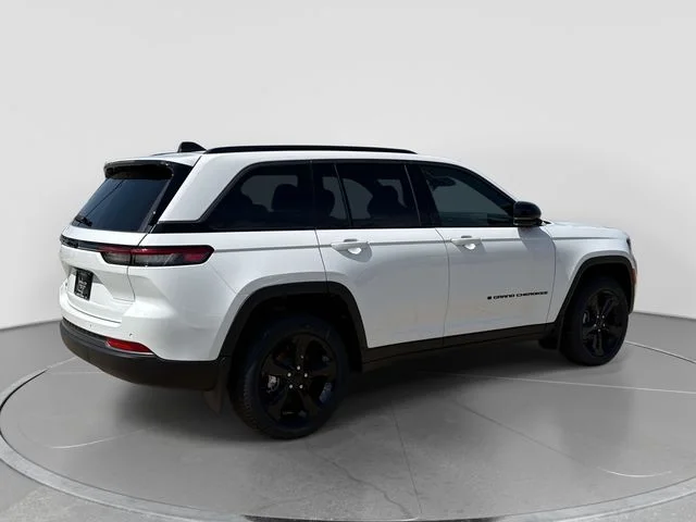 New 2026 Bright White Clear-Coat Exterior Paint Jeep Limited image 4