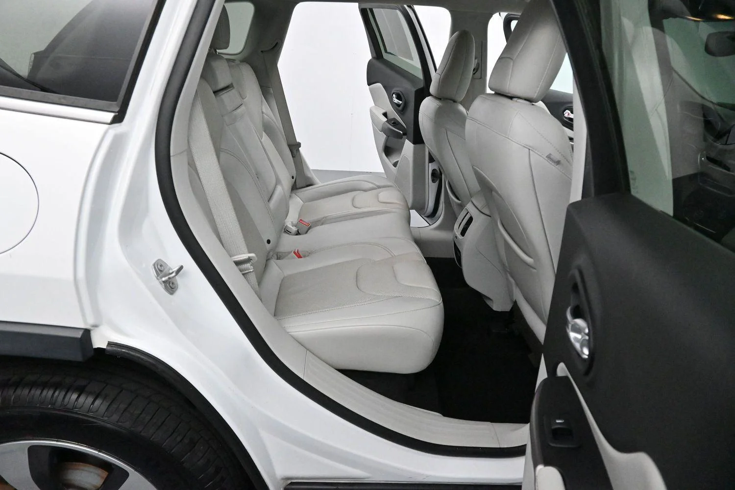 Used 2019 Bright White Clearcoat Jeep Limited image 30