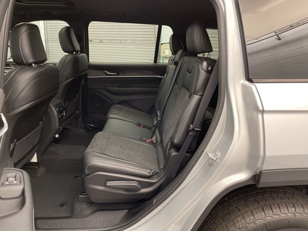 New 2026 Silver Zynith Exterior Paint Jeep Altitude image 17