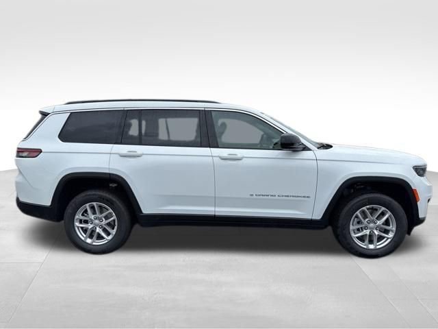New 2026 Bright White Clear-Coat Exterior Paint Jeep Laredo X image 8