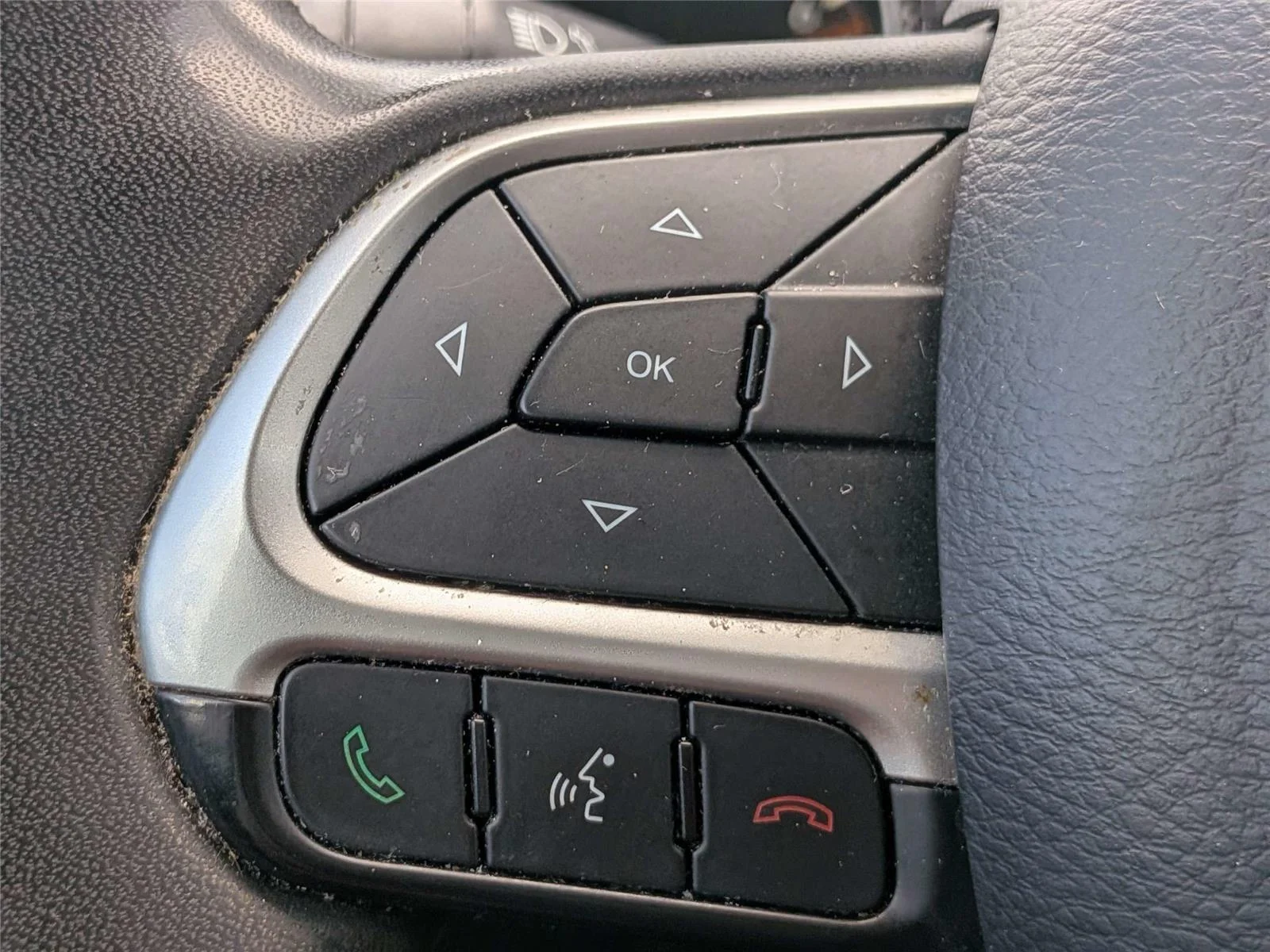Used 2021  Jeep Latitude image 25