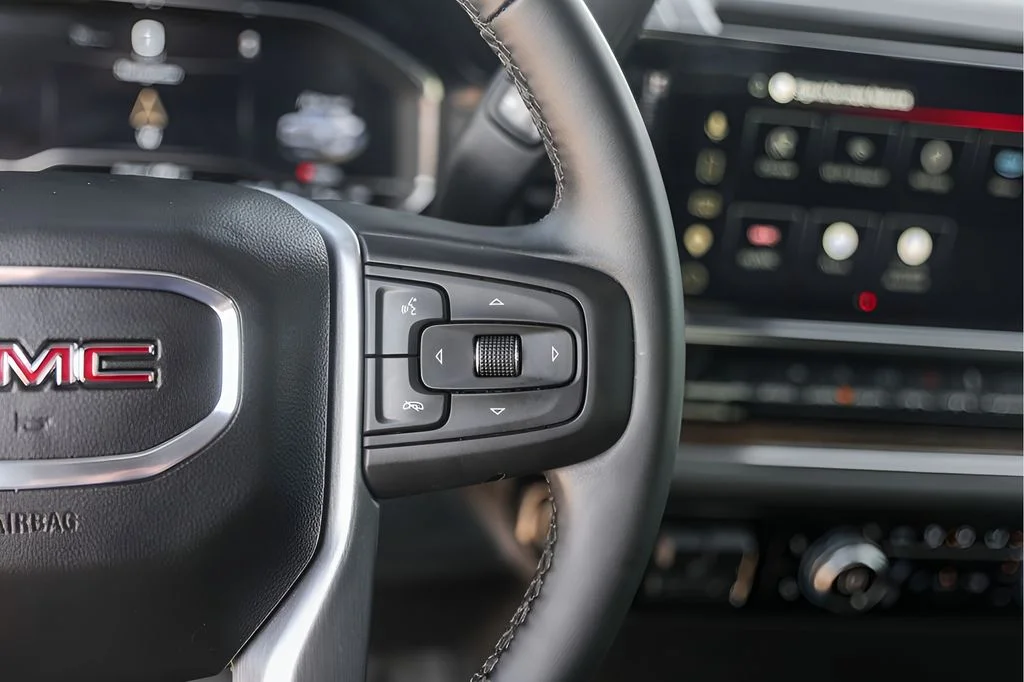 Used 2025 Silver GMC Elevation image 16