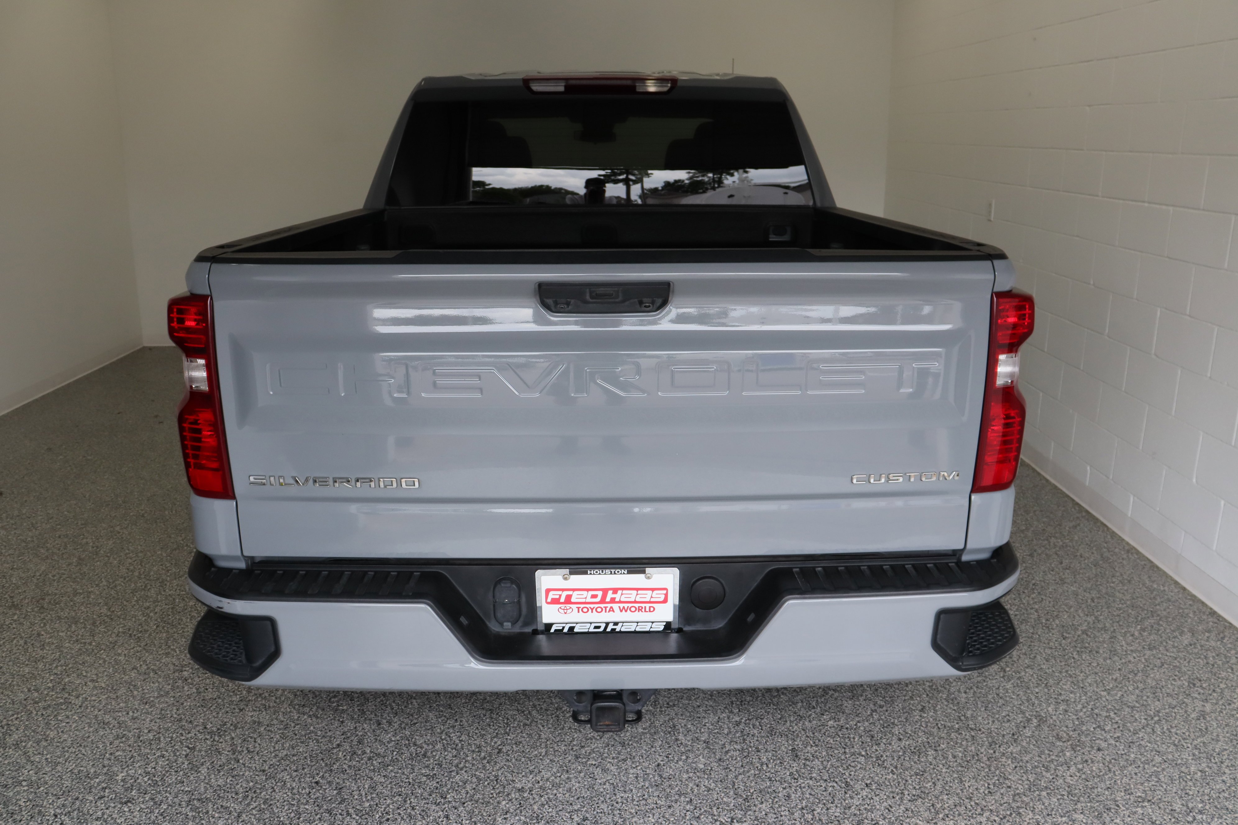Used 2024 Slate Gray Metallic Chevrolet Custom 2.7T image 8