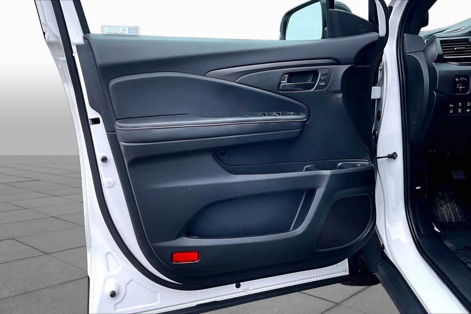 Used 2025 Platinum White Pearl Honda AWD TRAILSPORT image 22