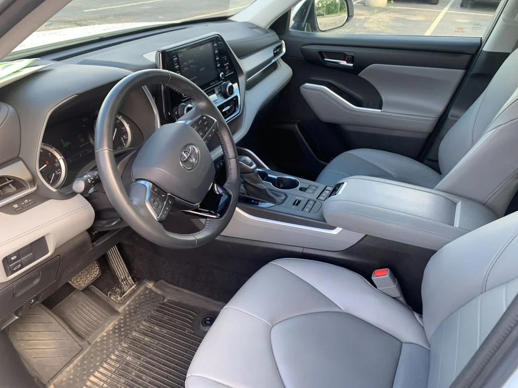 Used 2020 White Toyota XLE image 11