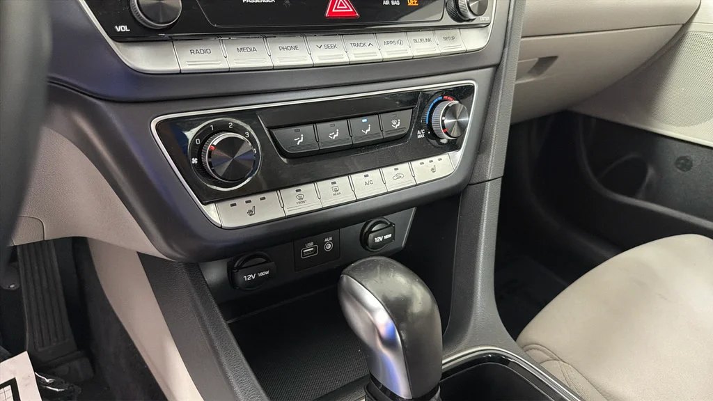 Used 2018 White Hyundai SEL image 22