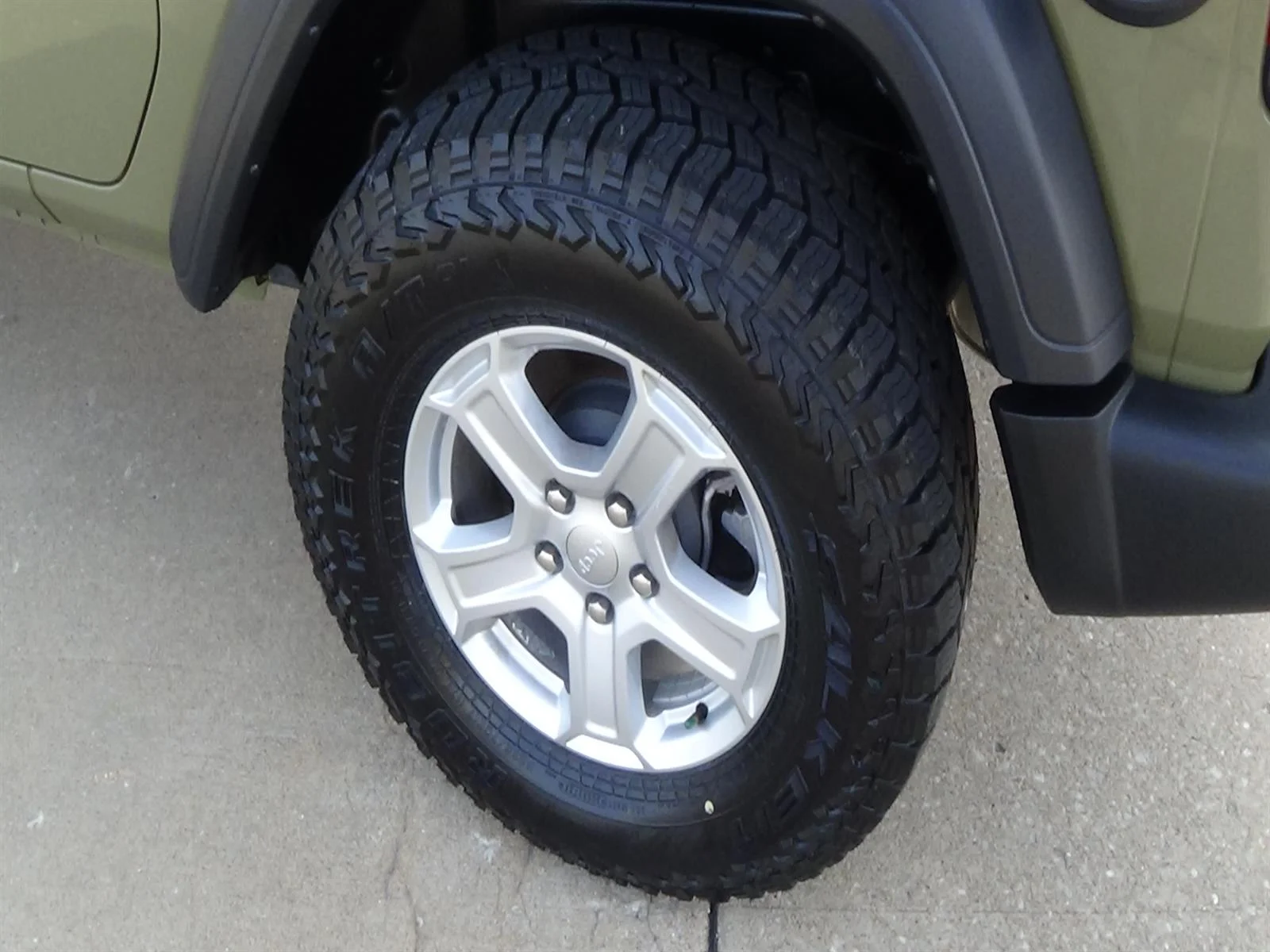 Certified Used 2025  Jeep Sport image 9