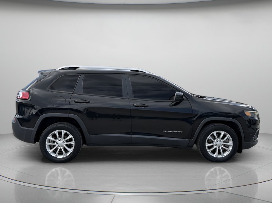 Used 2020 Diamond Black Crystal Pearlcoat Jeep Latitude image 2