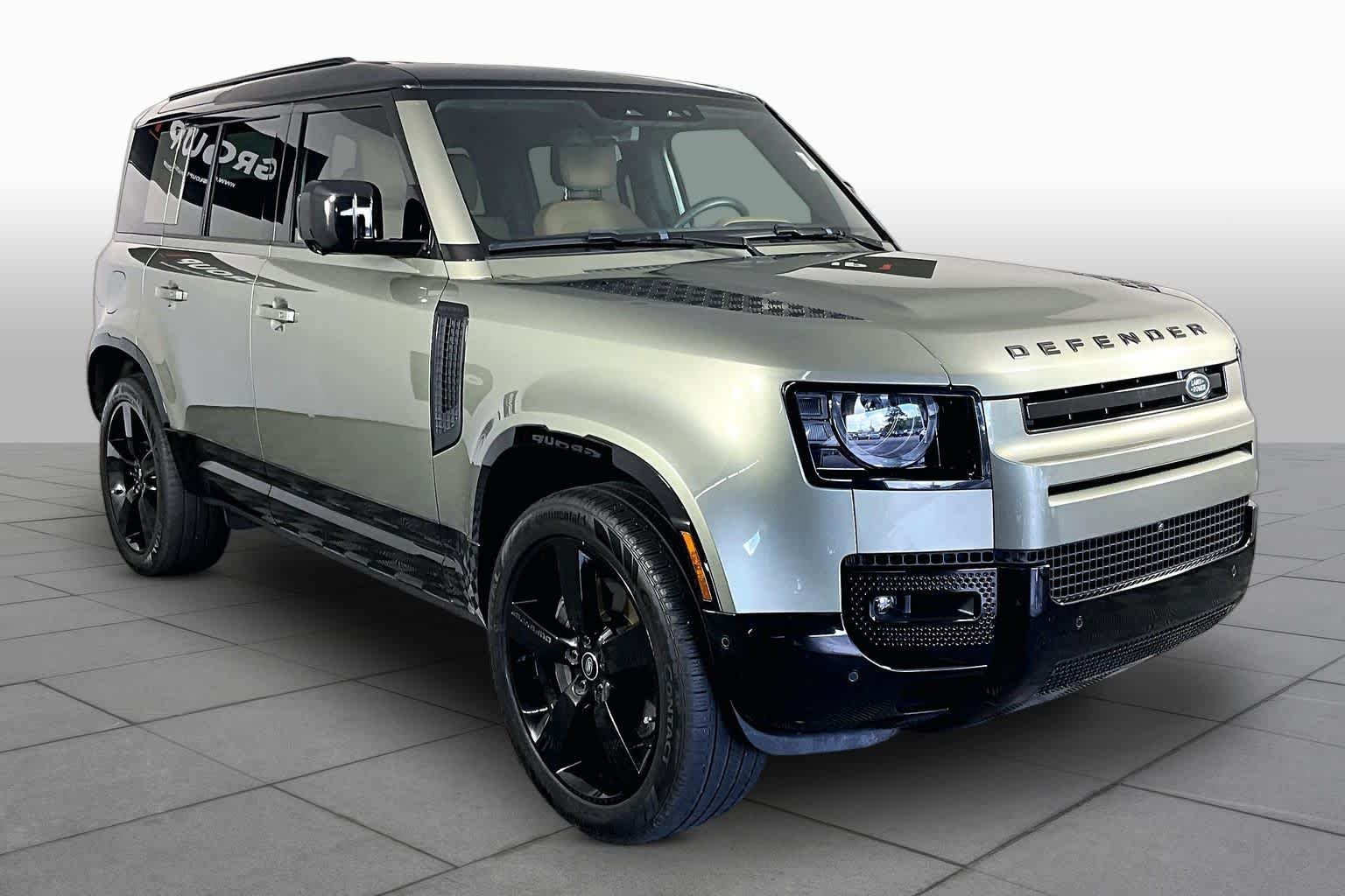 Used 2025 Pangea Green Metallic Land Rover X-Dynamic SE image 3