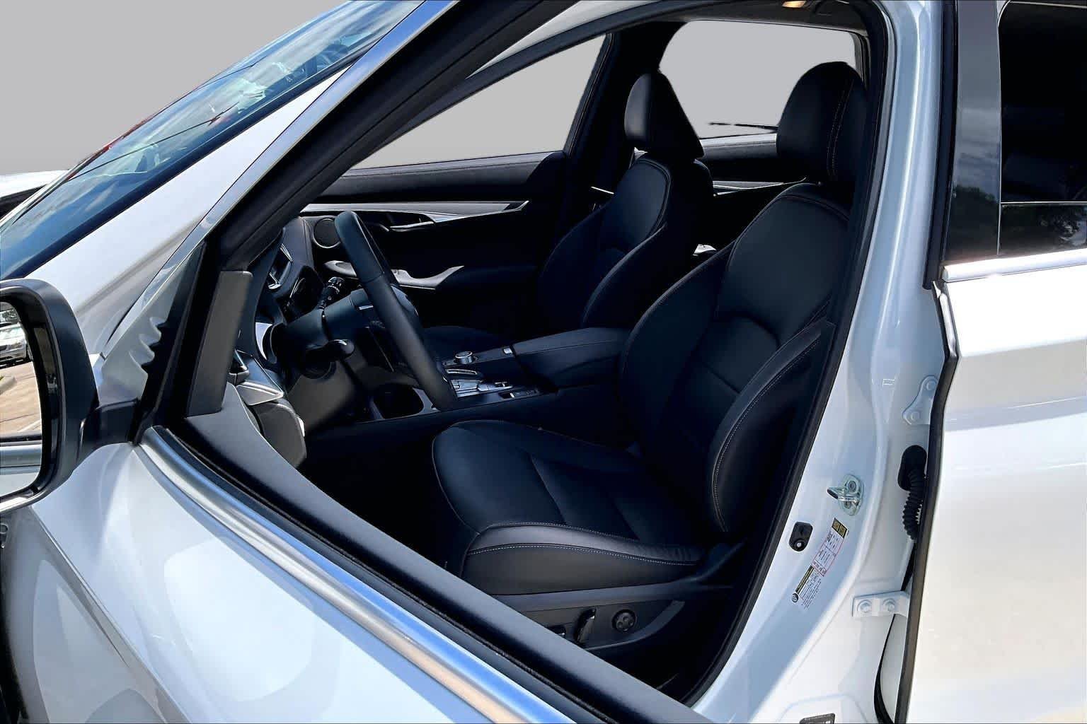 Used 2025 Radiant White INFINITI LUXE image 8