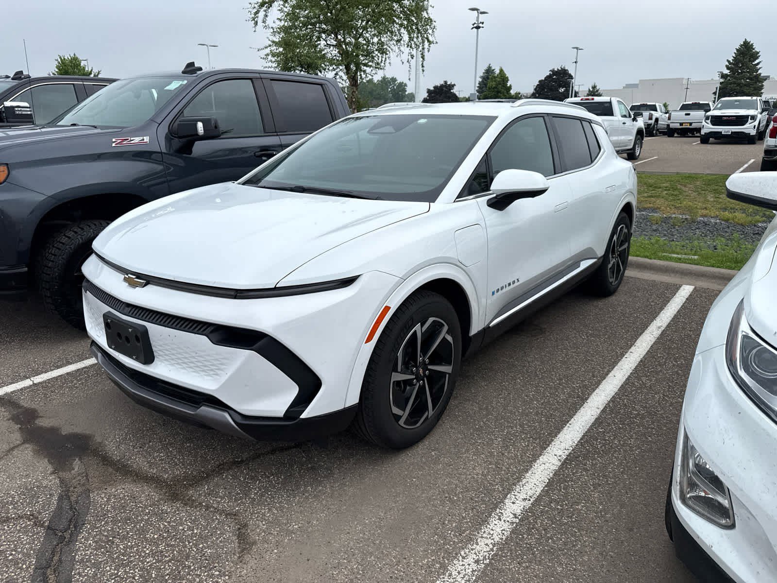 Used 2024 Summit White Chevrolet 2LT image 3