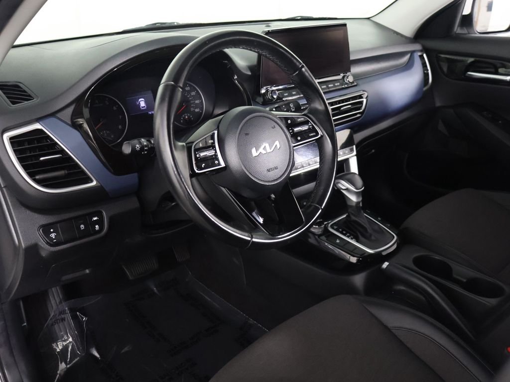 Used 2022 White Kia S image 25