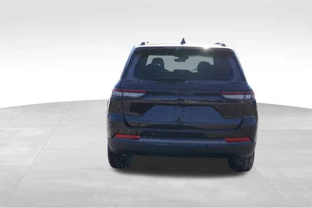 New 2026 Diamond Black Crystal Pearl-Coat Exterior Paint Jeep Limited image 4