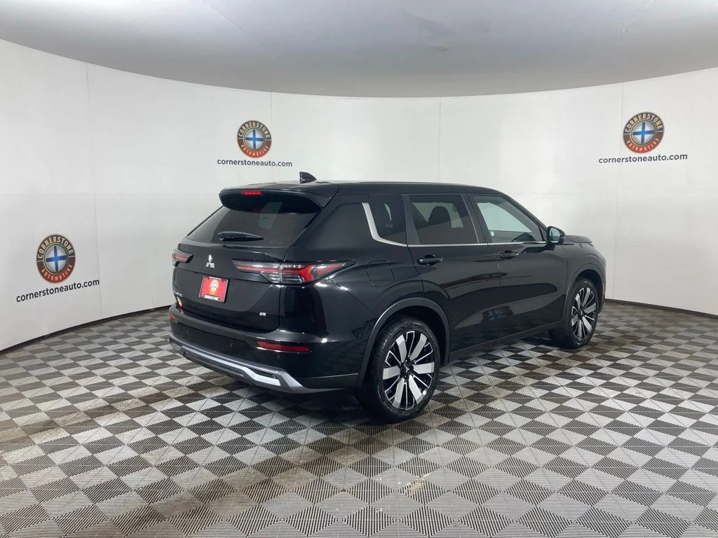 Used 2025  Mitsubishi SE image 18