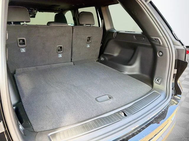 New 2026 Diamond Black Crystal Pearlcoat Jeep Laredo X image 29