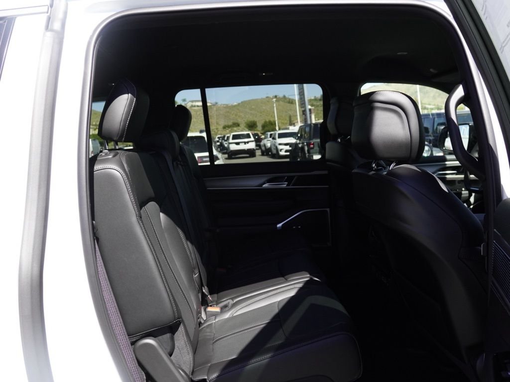 New 2026 Bright White Clear-Coat Exterior Paint Jeep  image 22